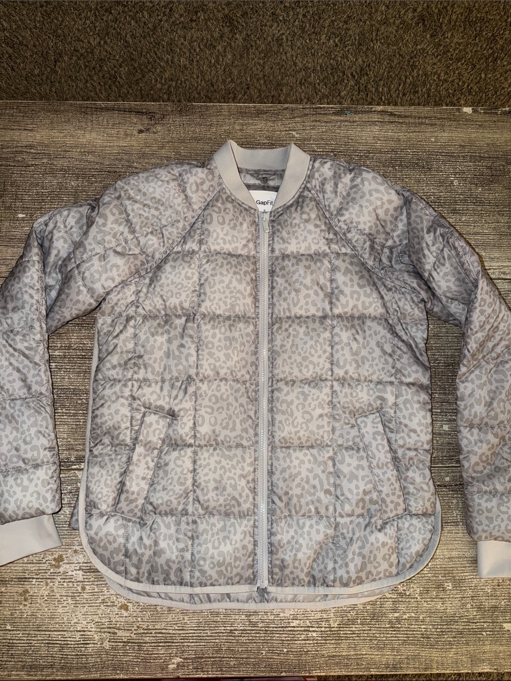 Gap Fit light gray leopard print primaloft quilted puffer zip jacket
